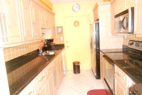 Condo in Miami Beach, Florida, 1 bedroom  № 1958612 - photo 9