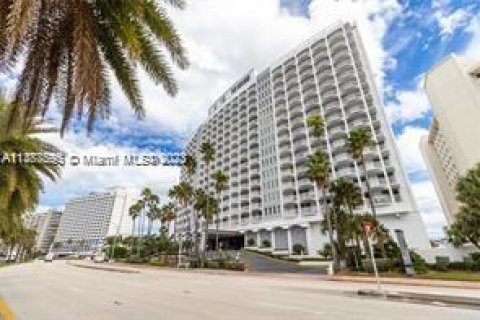 Condo in Miami Beach, Florida, 1 bedroom  № 1958612 - photo 1