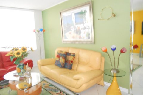 Condo in Miami Beach, Florida, 1 bedroom  № 1958612 - photo 4