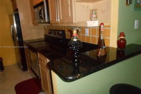 Condo in Miami Beach, Florida, 1 bedroom  № 1958612 - photo 10