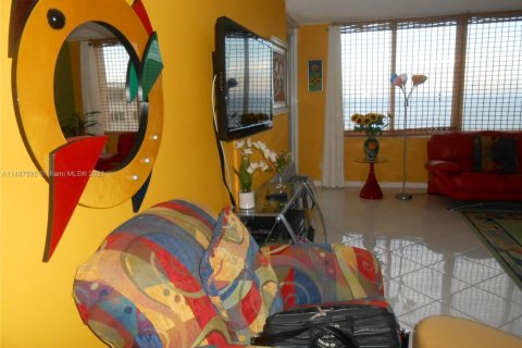 Condo in Miami Beach, Florida, 1 bedroom  № 1958612 - photo 6