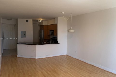 Condominio en alquiler en Hollywood, Florida, 1 dormitorio, 80.17 m2 № 1970716 - foto 1