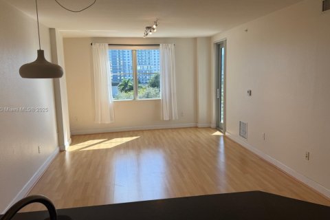 Condominio en alquiler en Hollywood, Florida, 1 dormitorio, 80.17 m2 № 1970716 - foto 4