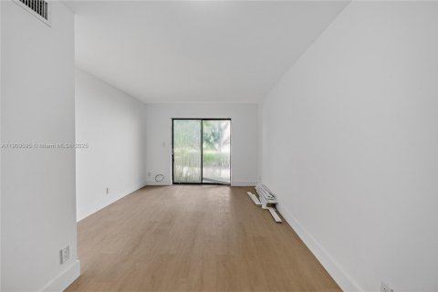 Condo in Tamarac, Florida, 2 bedrooms  № 2082157 - photo 11
