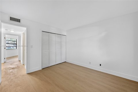 Condo in Tamarac, Florida, 2 bedrooms  № 2082157 - photo 16