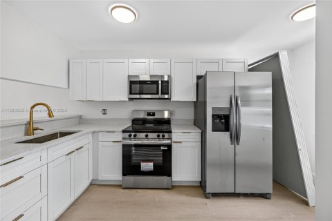Condo in Tamarac, Florida, 2 bedrooms  № 2082157 - photo 8