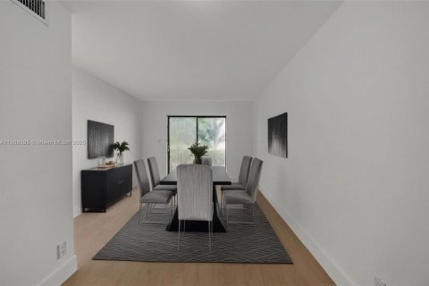Condo in Tamarac, Florida, 2 bedrooms  № 2082157 - photo 2