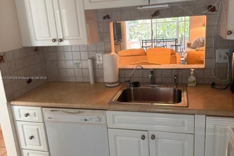 Condo in Lauderdale Lakes, Florida, 2 bedrooms  № 1985102 - photo 13