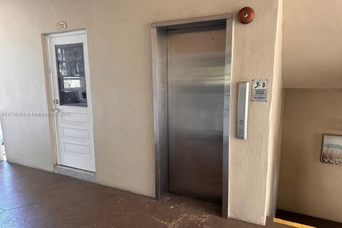 Condo in Lauderdale Lakes, Florida, 2 bedrooms  № 1985102 - photo 15