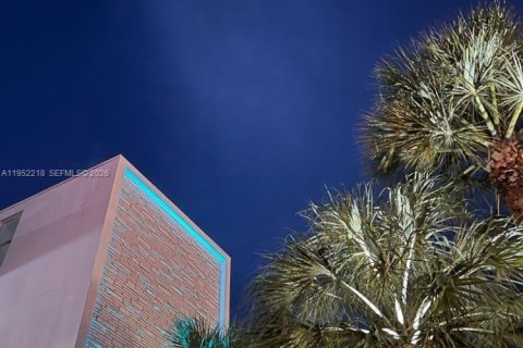 Снять в аренду квартиру в Майами-Бич, Флорида 55.74м2, № 2006486 - фото 2