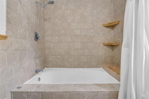 Villa ou maison à vendre à Miami, Floride: 3 chambres, 150.59 m2 № 1991108 - photo 20