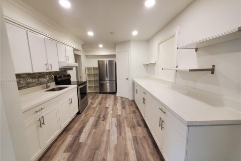 Immobilier commercial à Hallandale Beach, Floride 1 chambre, 136.57 m2 № 2062923