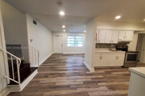 Immobilier commercial à louer à Hallandale Beach, Floride: 1 chambre, 136.57 m2 № 2062923 - photo 2