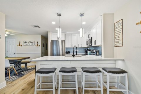Condo in Madeira Beach, Florida, 2 bedrooms  № 1597771 - photo 12