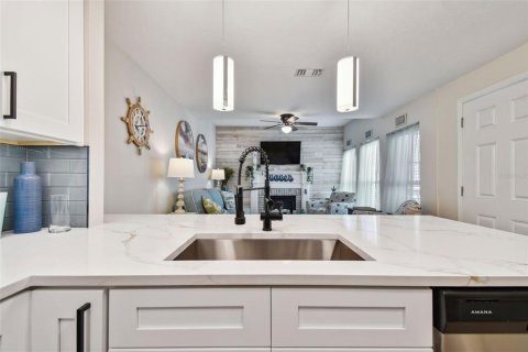 Condo in Madeira Beach, Florida, 2 bedrooms  № 1597771 - photo 16
