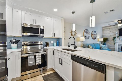 Condo in Madeira Beach, Florida, 2 bedrooms  № 1597771 - photo 15