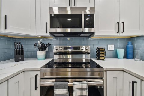 Condo in Madeira Beach, Florida, 2 bedrooms  № 1597771 - photo 19
