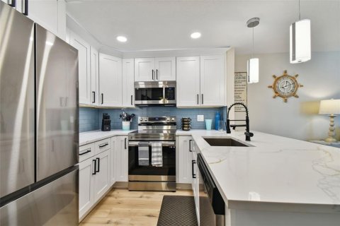 Condo in Madeira Beach, Florida, 2 bedrooms  № 1597771 - photo 14