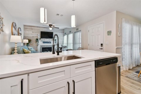 Condo in Madeira Beach, Florida, 2 bedrooms  № 1597771 - photo 18