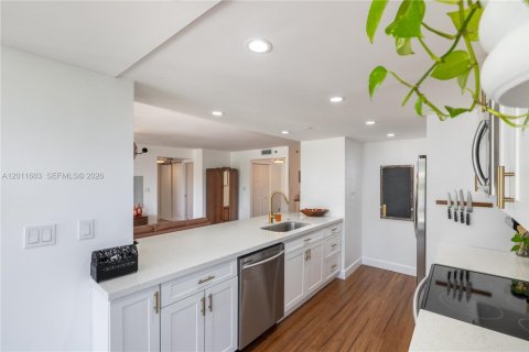 Condo in Miami, Florida, 2 bedrooms № 2075320 - photo 5