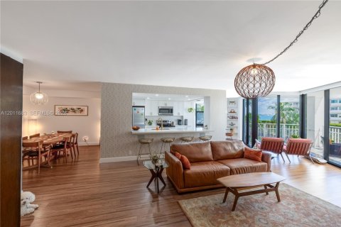 Condo in Miami, Florida, 2 bedrooms № 2075320 - photo 3