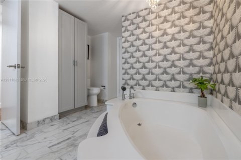 Condo in Miami, Florida, 2 bedrooms № 2075320 - photo 29