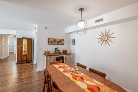 Condo in Miami, Florida, 2 bedrooms № 2075320 - photo 10