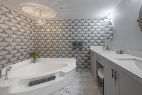 Condo in Miami, Florida, 2 bedrooms № 2075320 - photo 27