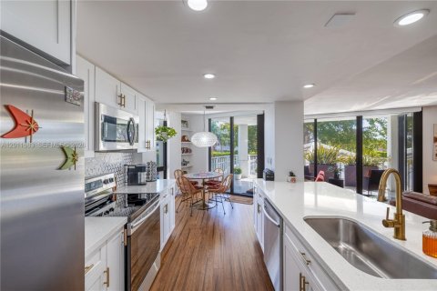 Condo in Miami, Florida, 2 bedrooms № 2075320 - photo 6