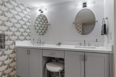 Condo in Miami, Florida, 2 bedrooms № 2075320 - photo 30