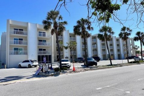 Condo in Saint Pete Beach, Florida, 1 bedroom  № 1895163 - photo 1