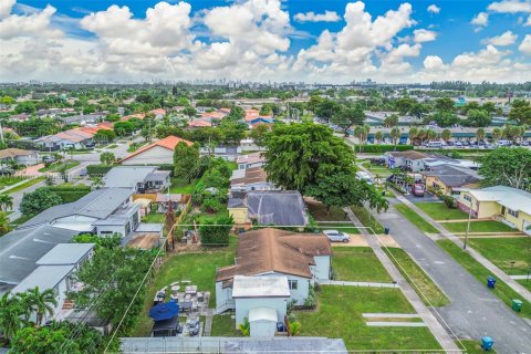 House in Miami, Florida 3 bedrooms, 112.88 sq.m. № 1973081 - photo 12