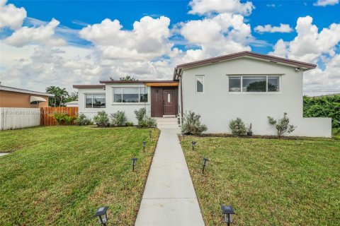 House in Miami, Florida 3 bedrooms, 112.88 sq.m. № 1973081 - photo 18