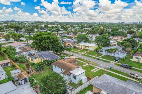 House in Miami, Florida 3 bedrooms, 112.88 sq.m. № 1973081 - photo 10