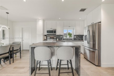 House in Miami, Florida 3 bedrooms, 112.88 sq.m. № 1973081 - photo 21