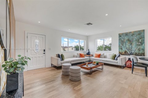 House in Miami, Florida 3 bedrooms, 112.88 sq.m. № 1973081 - photo 22