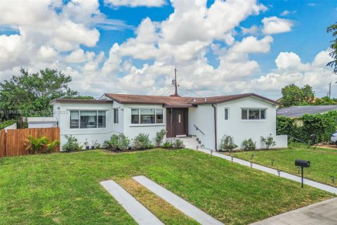 House in Miami, Florida 3 bedrooms, 112.88 sq.m. № 1973081 - photo 17