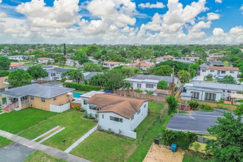 House in Miami, Florida 3 bedrooms, 112.88 sq.m. № 1973081 - photo 4