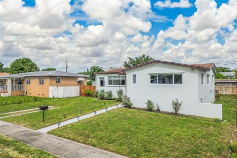 House in Miami, Florida 3 bedrooms, 112.88 sq.m. № 1973081 - photo 16