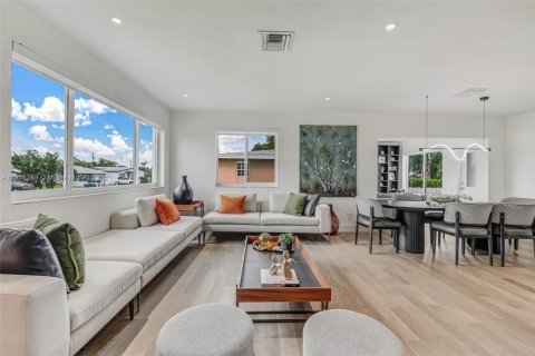 House in Miami, Florida 3 bedrooms, 112.88 sq.m. № 1973081 - photo 20