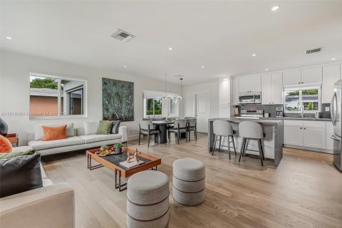 House in Miami, Florida 3 bedrooms, 112.88 sq.m. № 1973081 - photo 19