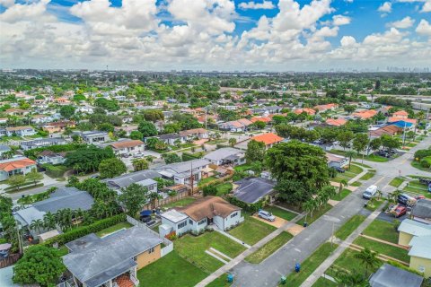 House in Miami, Florida 3 bedrooms, 112.88 sq.m. № 1973081 - photo 13