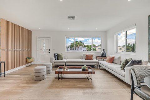 House in Miami, Florida 3 bedrooms, 112.88 sq.m. № 1973081 - photo 23