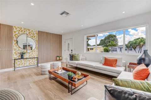 House in Miami, Florida 3 bedrooms, 112.88 sq.m. № 1973081 - photo 24