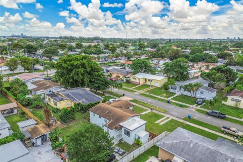 House in Miami, Florida 3 bedrooms, 112.88 sq.m. № 1973081 - photo 9