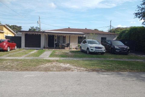 Casa en Miami, Florida 5 dormitorios, 86.96 m2 № 2035048