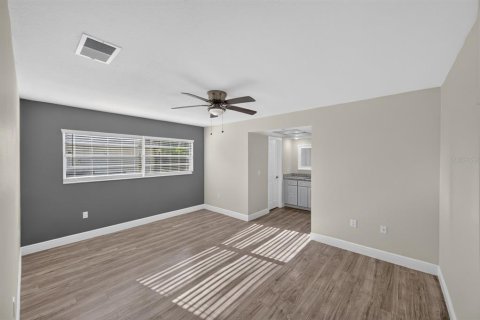House in Orlando, Florida 4 bedrooms, 176.98 sq.m. № 2208548 - photo 19