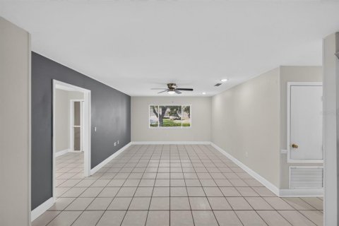 House in Orlando, Florida 4 bedrooms, 176.98 sq.m. № 2208548 - photo 17