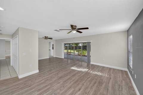 House in Orlando, Florida 4 bedrooms, 176.98 sq.m. № 2208548 - photo 16