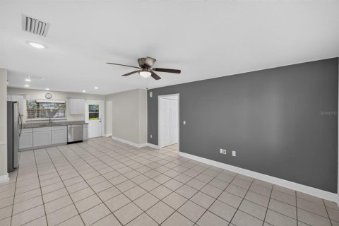 House in Orlando, Florida 4 bedrooms, 176.98 sq.m. № 2208548 - photo 10